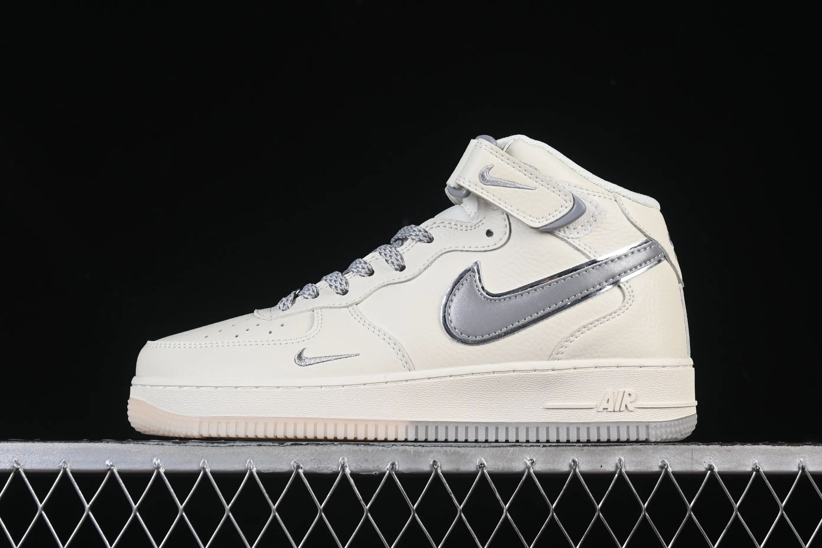 All categories Nk Air Force 1 Air Force Series Nk Air Force 1 Mid Air Force mid-top Nike Air Force 1 Mid Beige and gray two-color bottom Starry Air Force One mid-top casual sneakers XL0236-232
